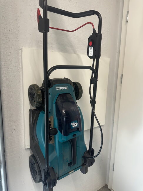 Makita 18v lawnmower wall mount